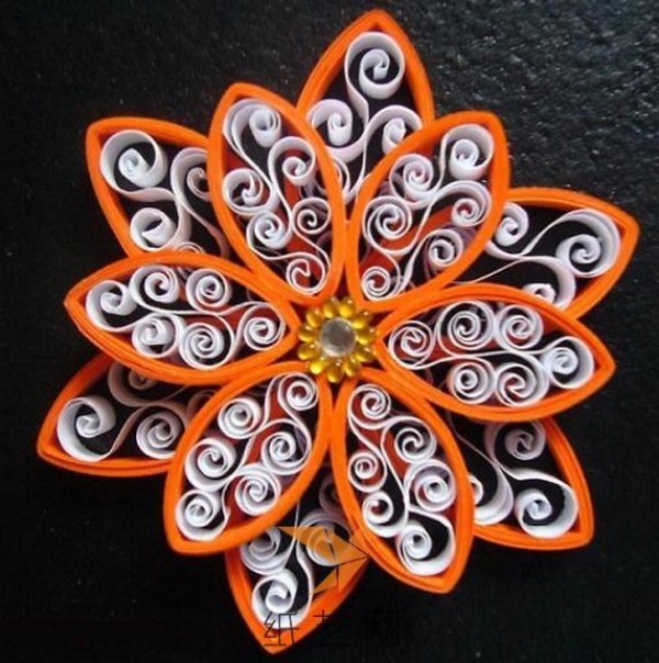 Tutorial on making beautiful paper-quilled flowers