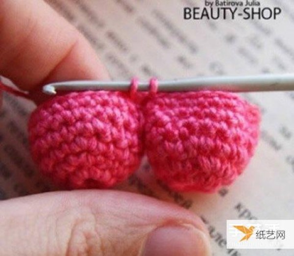 Share an illustrated tutorial on how to use crochet to make a three-dimensional heart