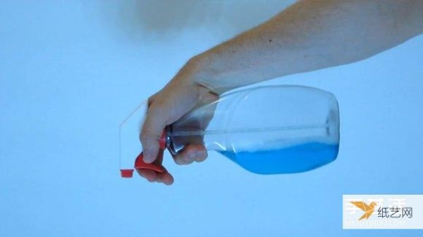 A spray bottle that can be sprayed at any angle is easy to use and personalized through modification