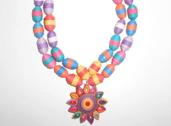 Tutorial on how to make creative paper-quilled necklaces by hand