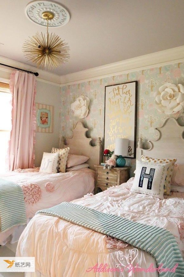 When you have a daughter, you need to create a beautiful ice cream-colored room for her.