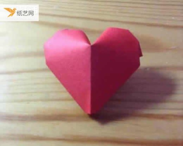 I would like to share with you an illustration of how to fold paper red three-dimensional hearts.