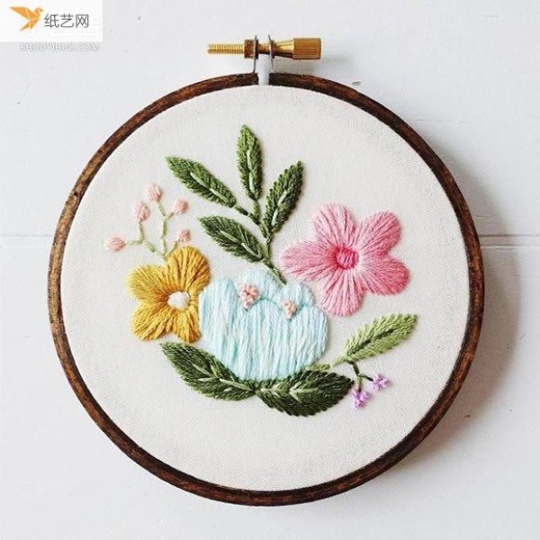 Telling about the beauty of nature, the artist’s exquisite embroidery works keep spring alive