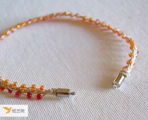 The weaving method of the two-color beaded bracelet feels particularly cute and fresh