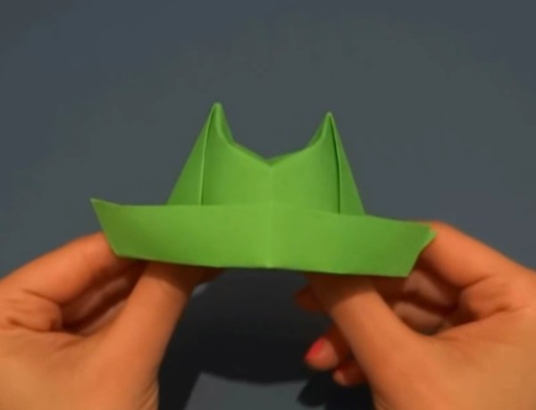 Handmade tutorial for childrens origami hats