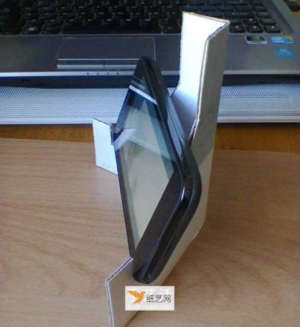 How to use waste paper boxes to make a simple mobile phone holder