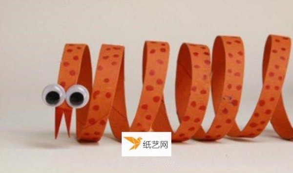 How to make a small snake by hand using waste paper tubes