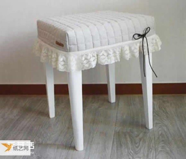 Paint the dressing table, chairs and stools to make them more perfect