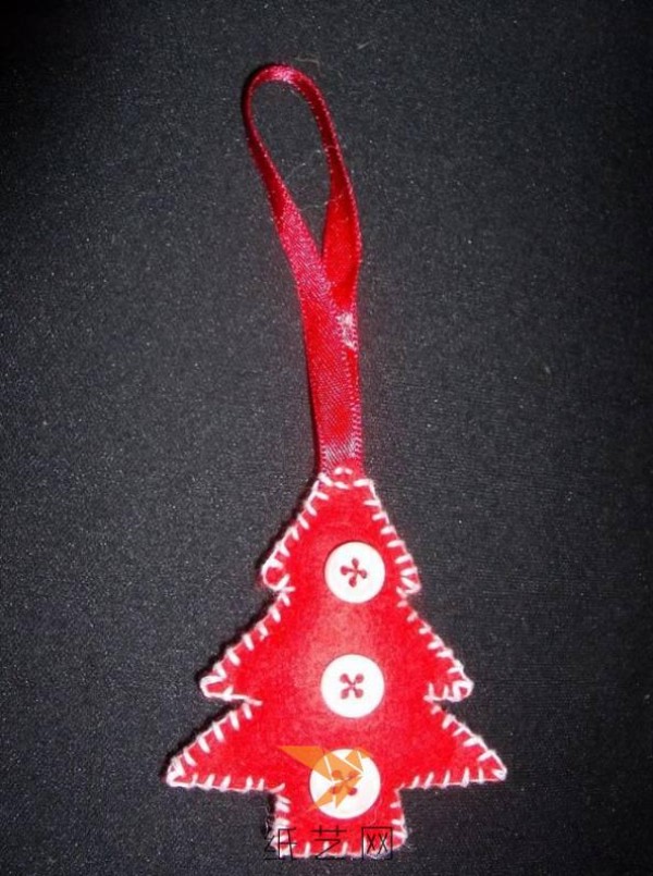 Tutorial on how to make cute Christmas tree ornaments made of non-woven fabrics