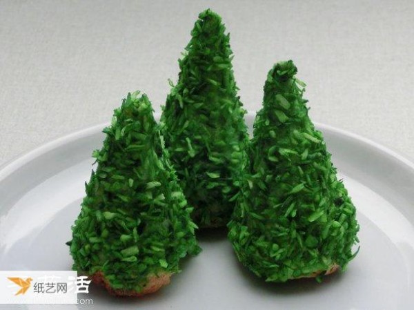 Tutorial on how to make your own mini Christmas tree cake?