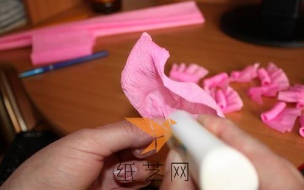 Tutorial on making beautiful crepe paper roses