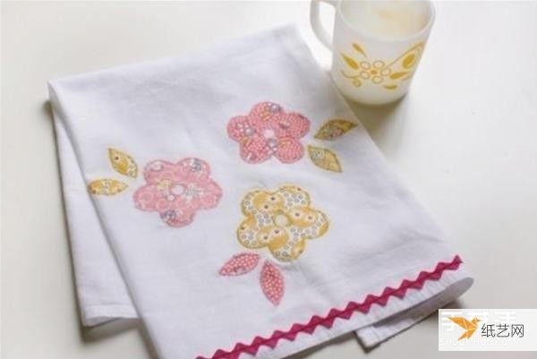 Tutorial on how to make fabric flower pattern appliqué napkins