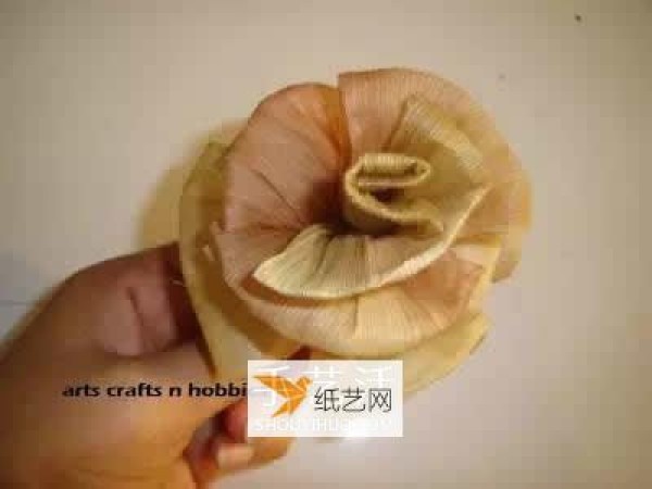 Use corn leaves to make various handcrafts