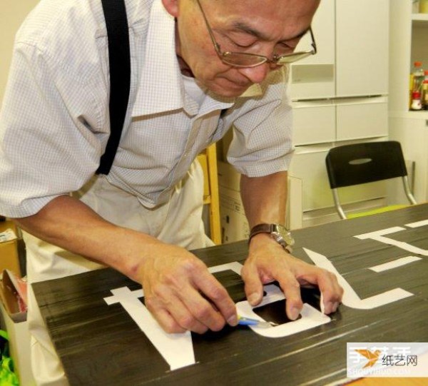 Tape can also be used to make signs. Japanese handicraft expert cuts and pastes to rejuvenate the body