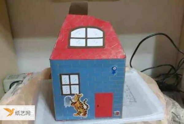 Specific steps for kindergarten children to use waste paper boxes to make a house by hand