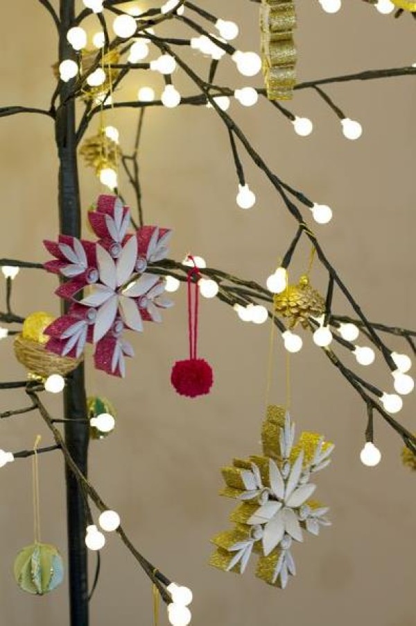 Tutorial on how to make sparkling handmade Christmas decorative snowflakes