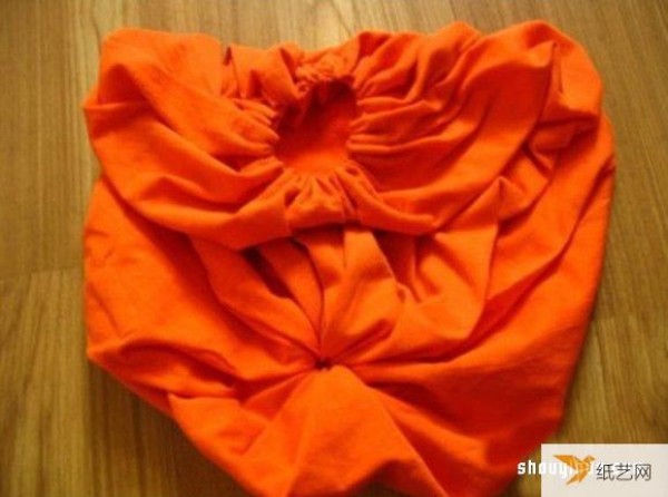 Illustrated steps on how to make a personalized cute pumpkin pillow using old T-shirts