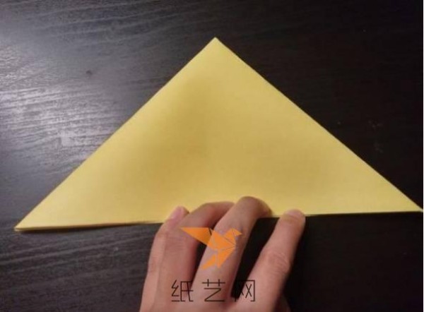 Illustrated tutorial on how to make cute cartoon chicken origami envelopes for children.