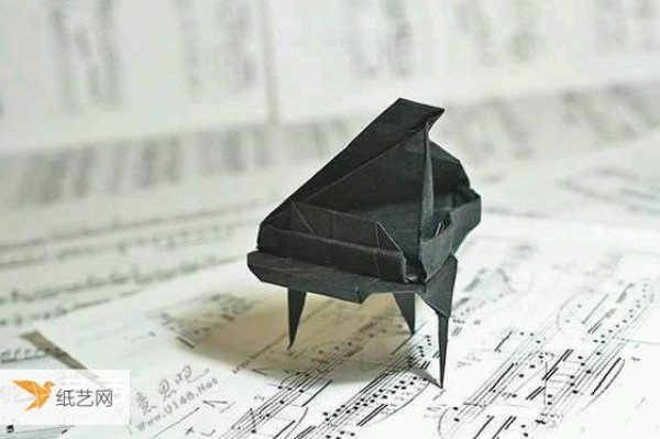 Step-by-step illustration of how to use origami to fold a cute grand piano