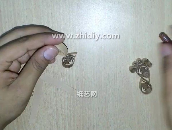 Tutorial on making paper-quilled feet