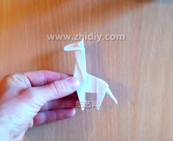 Origami video tutorial for little origami giraffe