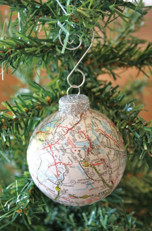 Map bubble balls decorate Christmas tree