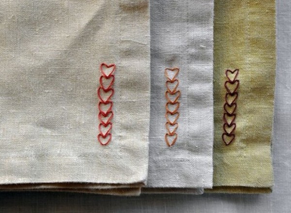 Instructions on how to make simple hearts on Valentine’s Day tablecloths