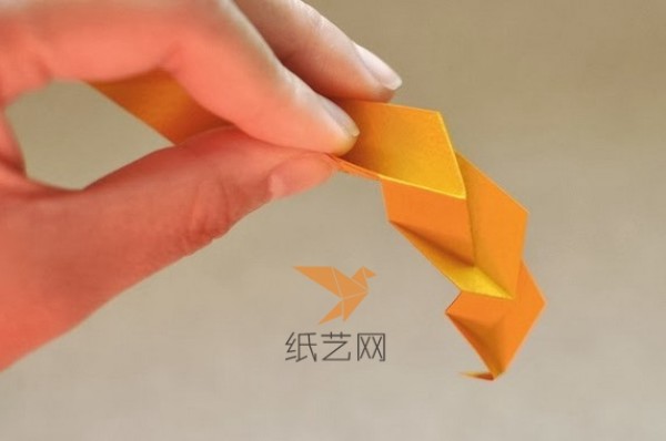 Illustrated tutorial for making an origami bracelet