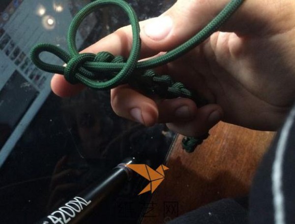 Simple hand braided paracord bracelet tutorial