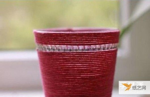 Tutorial on how to transform plastic cups with yarn wrapped around them