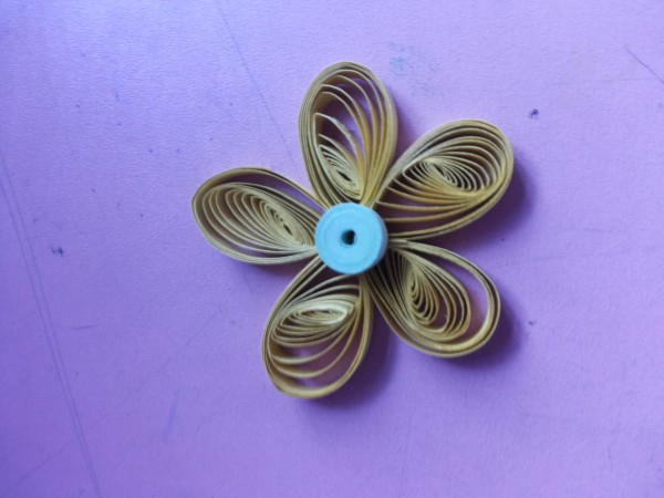 Make a simple and beautiful paper-quilled flower