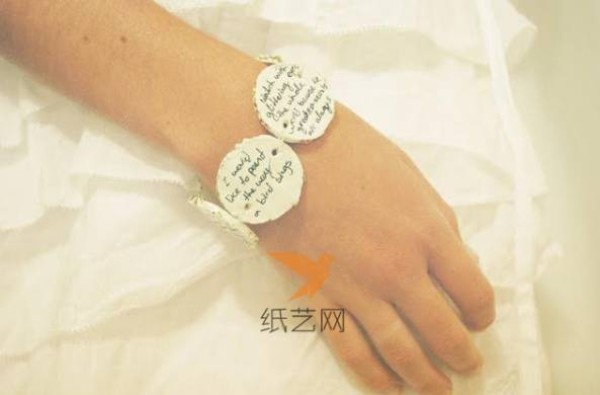 Tutorial on making creative text bracelets made from clay