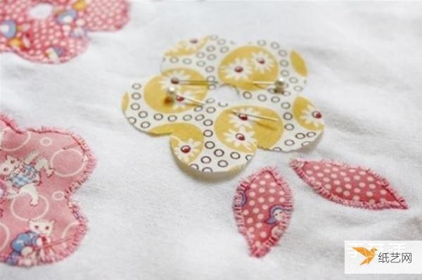 Tutorial on how to make fabric flower pattern appliqué napkins