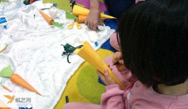 Tutorial on how to make simple paper carrots for kindergarten children