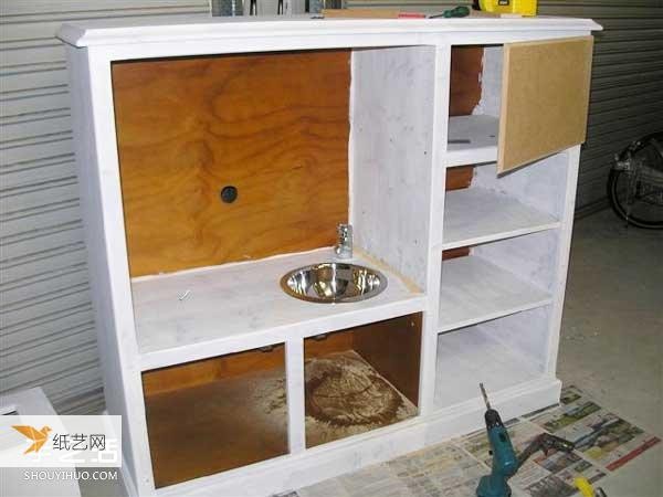 Illustrated tutorial on how to transform an old TV cabinet into a personalized children’s toy kitchen