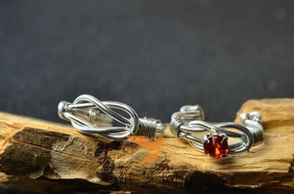 A very simple hand-knitted wire-wrapped pair of rings for Valentine’s Day gift