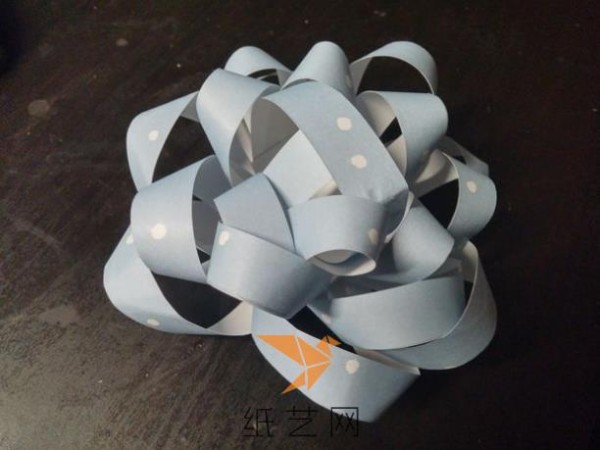 Tutorial on making paper art flowers for teachers day gift wrapping decoration