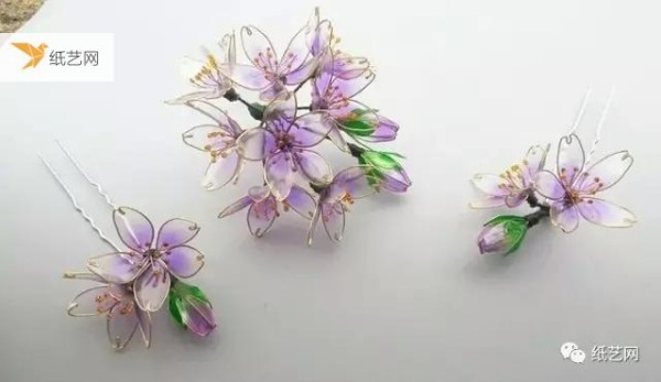 A piece of iron wire and a small box of flower-making liquid can make crystal clear flowers.