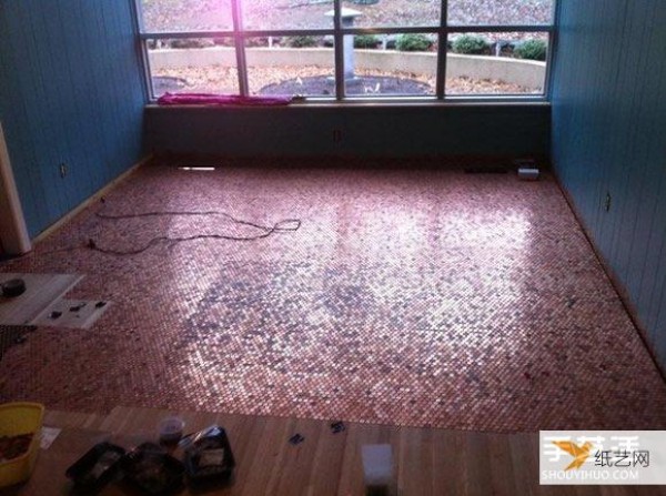 Use tens of thousands of one-cent coins to pave the floor with glittering gold and luxury.