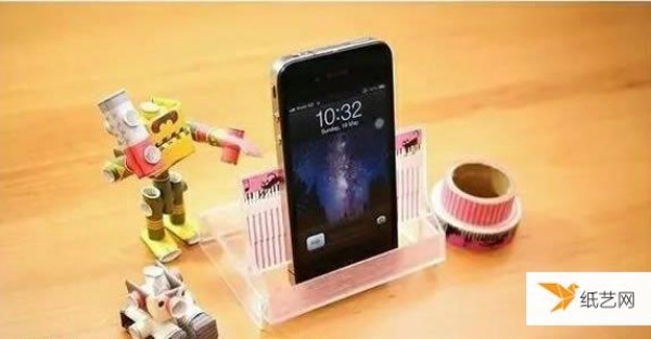 Use waste tape boxes to make a useful mobile phone holder