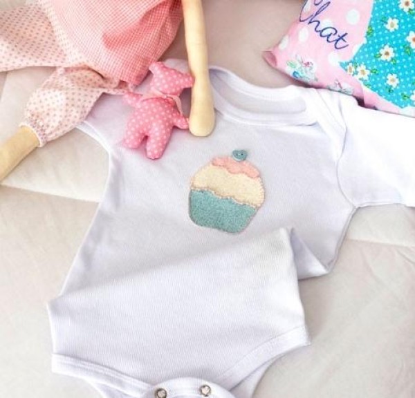 Tutorial on making cute little cake decorations on baby clothes