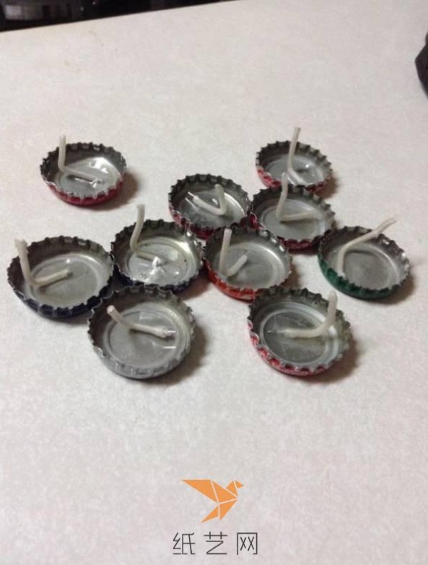 Turn waste bottle caps into treasures and make small candles to create a romantic atmosphere on Valentine’s Day