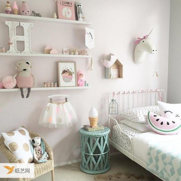 When you have a daughter, you need to create a beautiful ice cream-colored room for her.