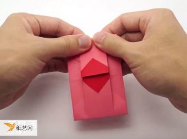 Illustration of how to fold a love letter on heart-shaped stationery with a loving heart