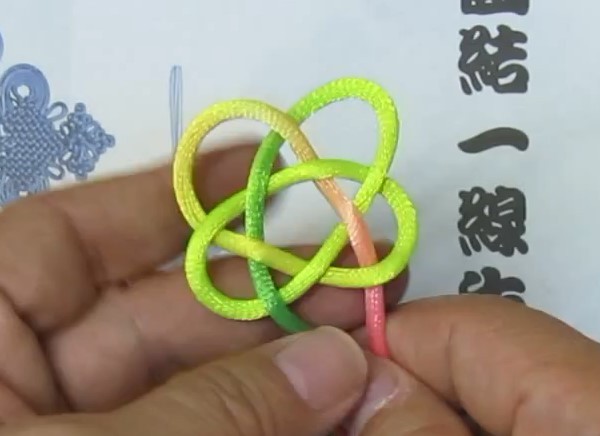 Intermediate tutorial on hand-knitting Chinese knots: three-strand five-strand knot