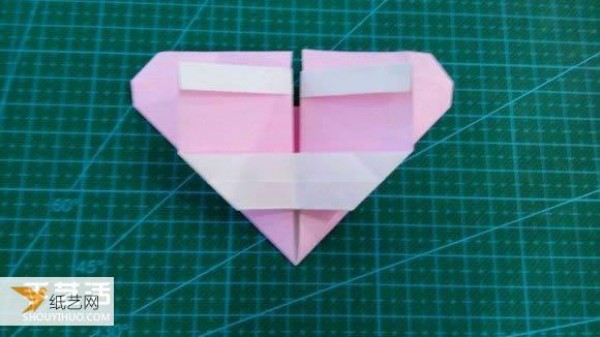 Hand-folded Valentines Day LOVE heart-shaped origami illustration tutorial