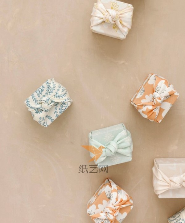 How to pack a gift box with floral cloth