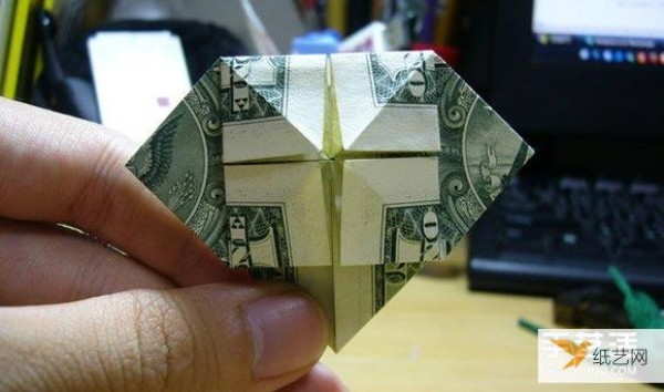 Illustrated comprehensive introduction to the method of folding hearts on one-dollar banknotes