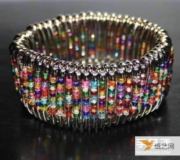 Illustrated tutorial on how to make a personalized needle-beaded bracelet that looks amazing