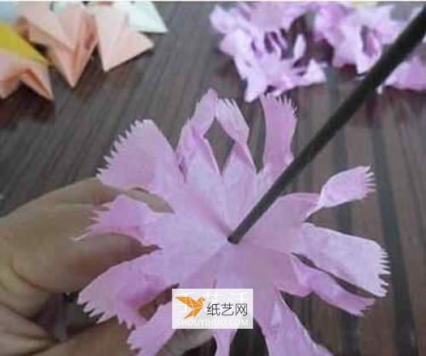 Make hand-rubbed paper carnations to express your respect for Mother’s Day